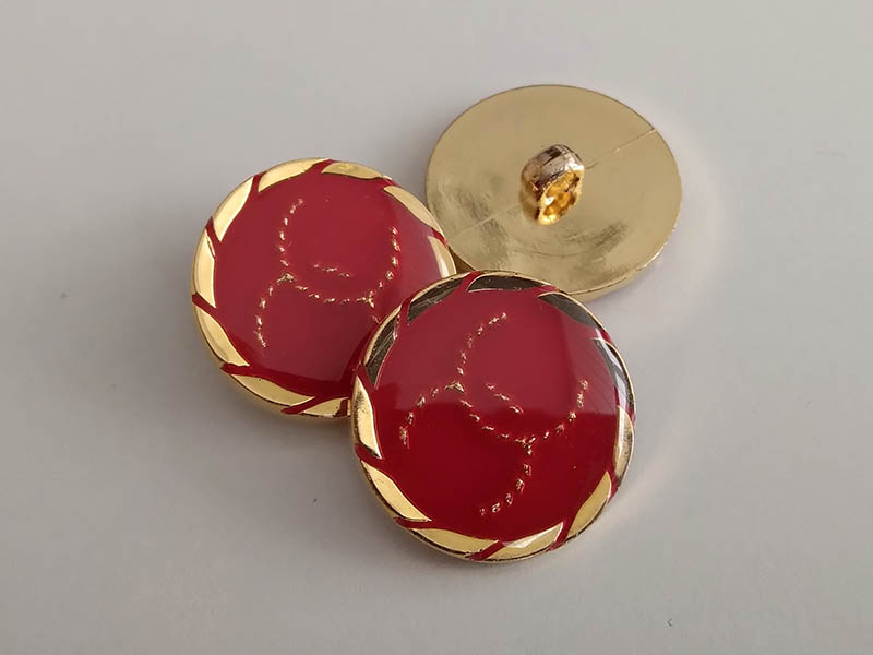 Interesante rot-goldene Kunststoffknöpfe mit Öse, sehr leicht