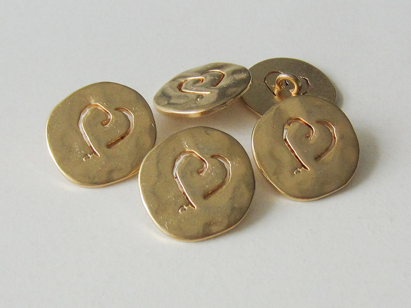 www.knopfparadies.de - 0277go - Goldfarbene Metallknöpfe mit herzförmigem Durchbruchmuster
