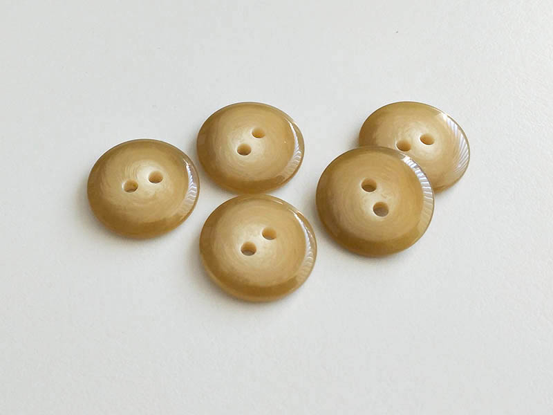 www.knopfparadies.de - 1374bb - Schlichte Kunststoffknöpfe in blonder Büffelhornoptik