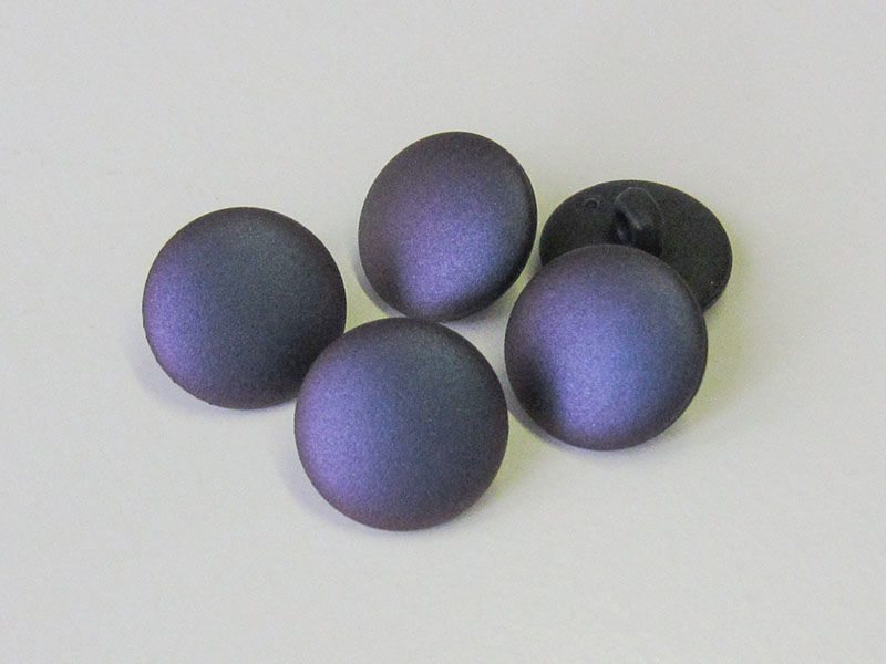 www.Knopfparadies.de - 4222li - Schillernde lila blaue Ösenknöpfe aus schwarzem Kunststoff