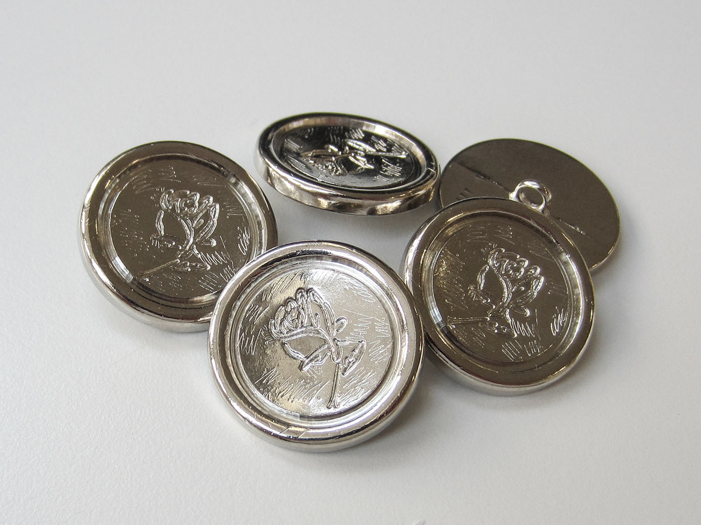 Romantischer silberfarbener Metall Ösen Knopf mit Rose