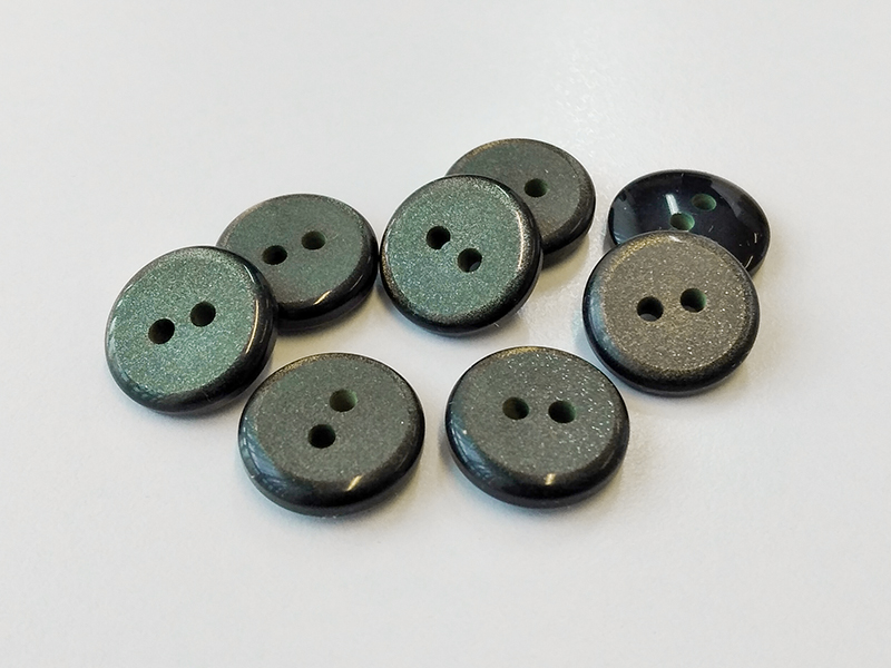 www.knopfparadies.de - 4430gn - Grün glitzernde Blusenknöpfe mit zwei Löchern