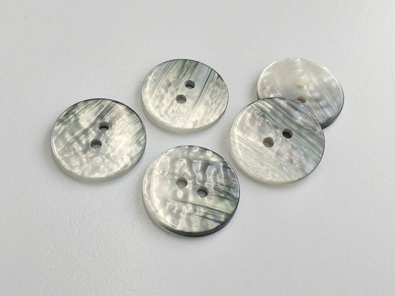 www.knopfparadies.de - 6434gb - Grau-Weiß schillernde Kunststoffknöpfe in Perlmuttoptik