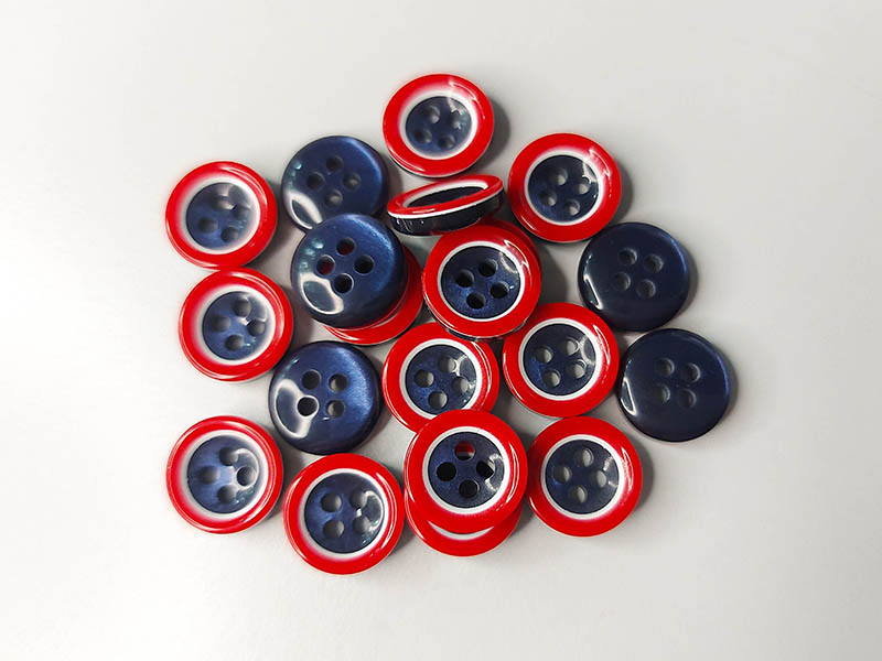 Außergewöhnliche 4-Loch-Blusenknöpfe im Schicht-Design blau - rot - weiß
