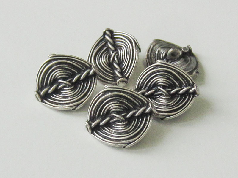 Alt wirkender Metall Knopf wie aus dem Mittelalter