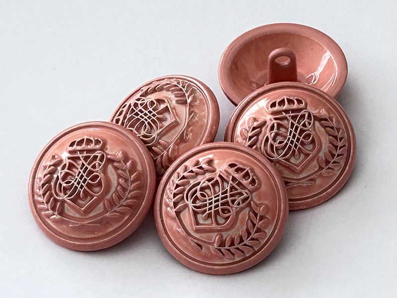 Altrosafarbener Metall-Wappenknopf mit Krone, Monogramm und lebhafter Lackierung