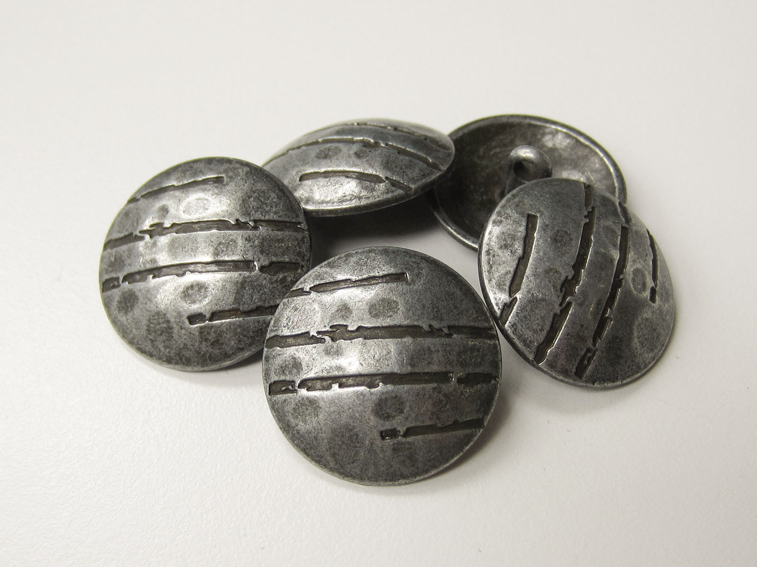 Eigenwilliger alteisenfb. Metall Knopf mit Kerben