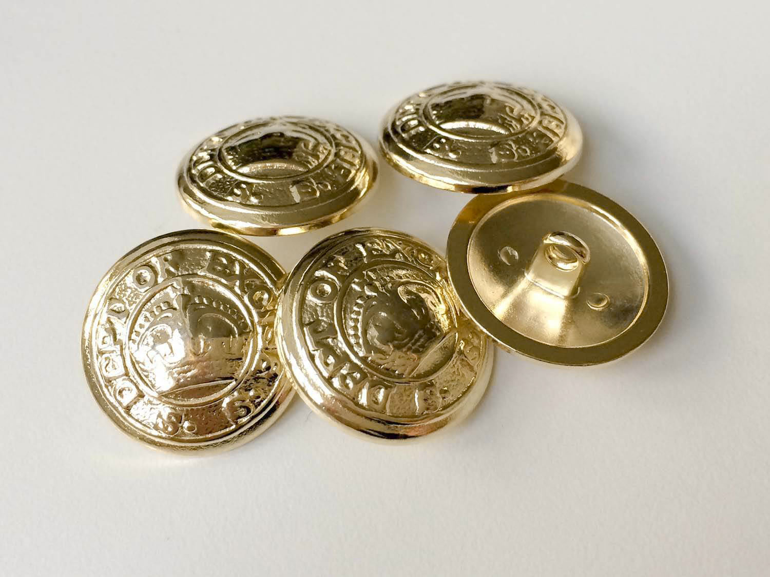 Eleganter goldfb. Metall Knopf mit Krone & Inschrift