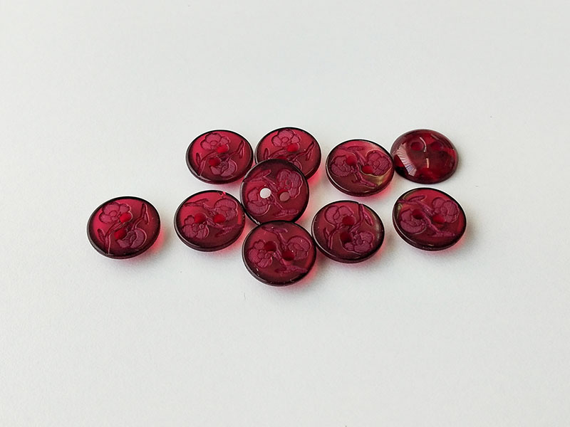 www.knopfparadies.de - 1001wr - Transparent weinrot bis lila Blusenknöpfe mit zwei Löchern