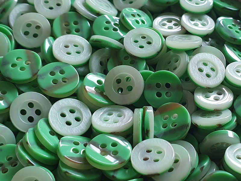 www.knopfparadies.de - d724gr - Hübsche grüne Hemdenknöpfe - perlmuttartig oder grün gestreift