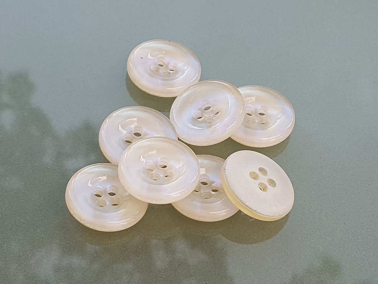 Attraktiver irisierender Knopf wie Opal / Mondstein