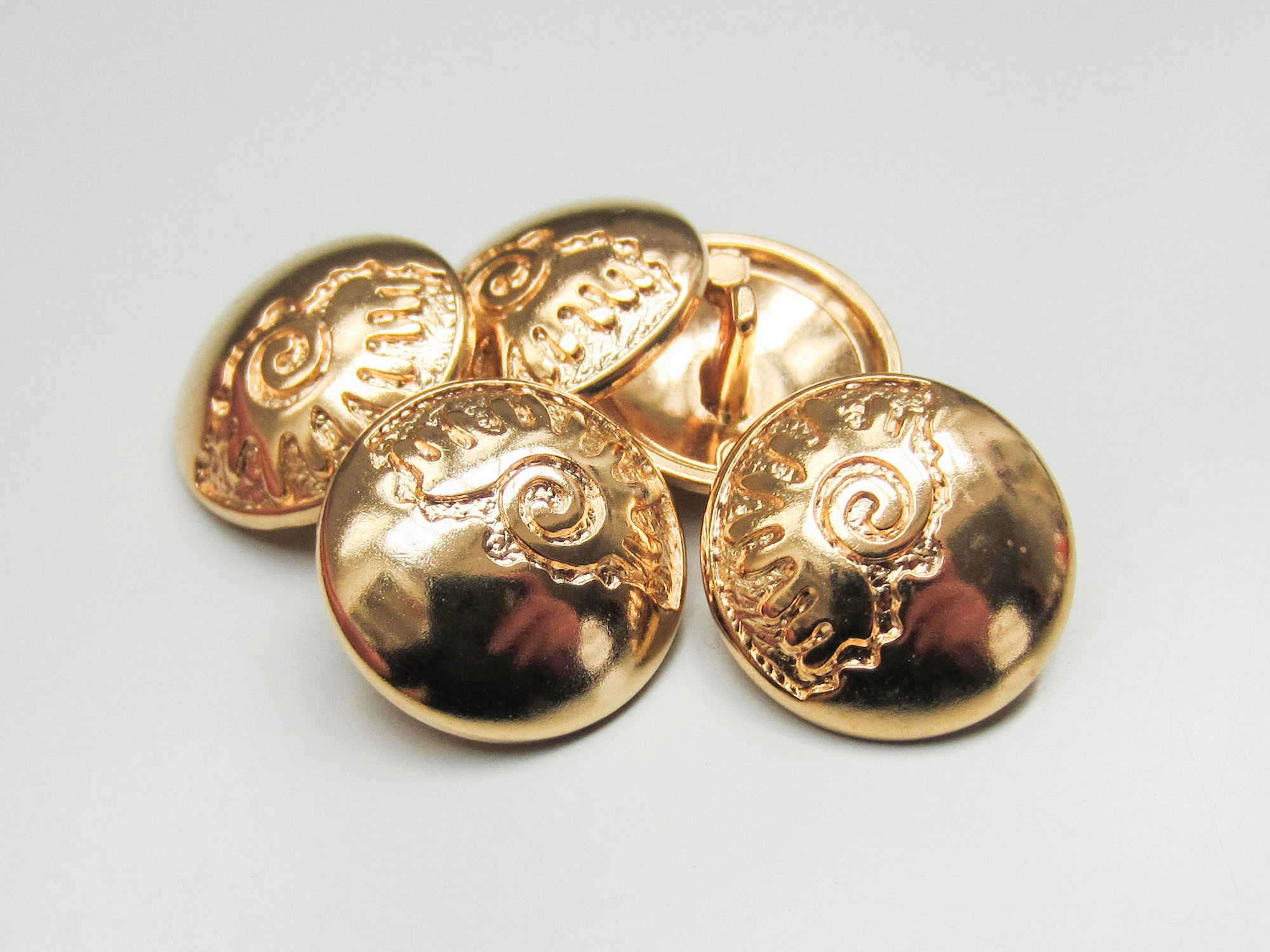 Ösenknopf aus Metall in goldfarben