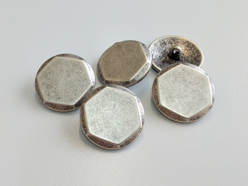 www.knopfparadies.de - 4622as - Schwere, altsilberfarbene Metallknöpfe in Sechseck-Design
