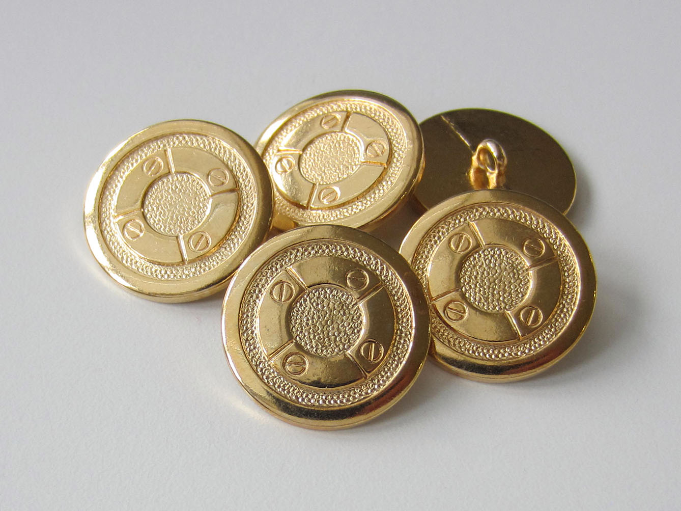 Interessanter goldfb. Metall Knopf mit Schrauben Motiv