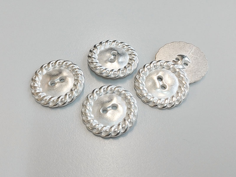www.knopfparadies.de - 6096si - Silberfarbene Metallknöpfe mit zwei Löchern und verschnörkeltem Rand