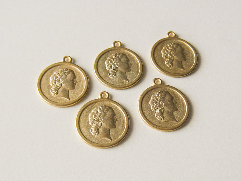 www.Knopfparadies.de - 2678go - Antik wirkender Metallanhänger in Gold mit Frauen Relief