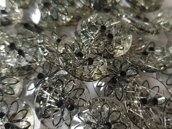 Wunderschön glitzernde, leichte und festliche kleine Knöpfe