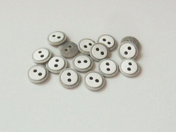 www.knopfparadies.de - 3620gr - Graue Blusenknöpfe aus Kunststoff mit zwei Löchern