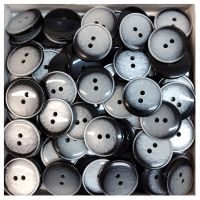 Elegante schwarz-hellgraue 2-Loch-Knöpfe aus Kunststoff in Perlmutt-Optik Elegante schwarz-hellgraue 2-Loch-Knöpfe aus Kunststoff in Perlmutt-Optik