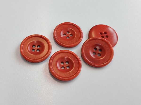 www.knopfparadies.de - 4243kr - Ziegelrote Steinnussknöpfe mit vier Knopflöchern