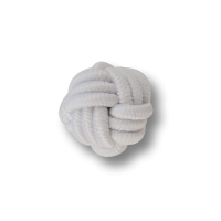 Kleiner Posamenten Kugel Knopf in Weiß wie ein geflochtener Knoten Kleiner Posamenten Kugel Knopf in Weiß wie ein geflochtener Knoten