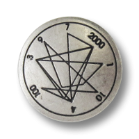 Altsilberfarbener Metallknopf mit Geometrie Muster Altsilberfarbener Metallknopf mit Geometrie Muster