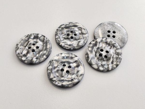www.knopfparadies.de - 6170hg - Hellgrau und Silber marmorierte Kunststoffknöpfe mit vier Löchern