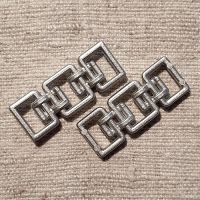 Matt silberfarbene, ganz leicht gewölbte Zierteile aus Kunststoff Matt silberfarbene, ganz leicht gewölbte Zierteile aus Kunststoff