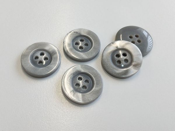 www.knopfparadies.de - 2733hg - Hellgrau bis silber schimmernde Kunststoffknöpfe