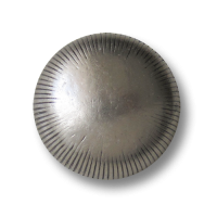 Gewölbter Metall Ösen Knopf in Altsilberfarben mit Schraffierung Gewölbter Metall Ösen Knopf in Altsilberfarben mit Schraffierung