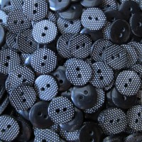 Kleiner schwarzer Blusen Knopf mit weißen Punkten Kleiner schwarzer Blusen Knopf mit weißen Punkten