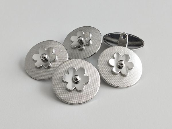 www.knopfparadies.de - 4432si - Silberfarbene Metallknöpfe mit Blütenmotiv