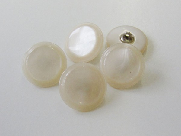 Toller Ösenknopf in Perlmuttoptik