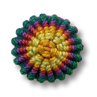 Handgearbeitete moderne Posamenten Knöpfe aus buntem Baumwollgarn Handgearbeitete moderne Posamenten Knöpfe aus buntem Baumwollgarn
