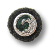 Uriger grün silberfarbener Trachtenknopf in Filzoptik Uriger grün silberfarbener Trachtenknopf in Filzoptik