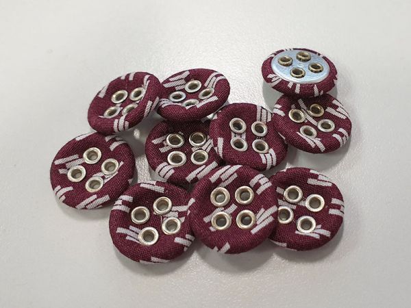 www.Knopfparadies.de - 5949wr - Nostalgische weinrote Stoffknöpfe mit weiße Strichen