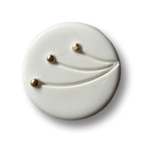 Elegante weiße Kunststoffknöpfe mit Goldakzenten