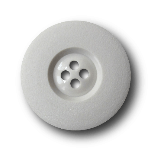 Dekorativer weißer Vierloch Knopf mit breitem Rand