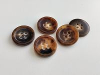 Vorschau: www.knopfparadies.de - 6349bf - Braun gemaserte Büffelhornknöpfe mit vier Knopflöchern Vorschau: www.knopfparadies.de - 6349bf - Braun gemaserte Büffelhornknöpfe mit vier Knopflöchern
