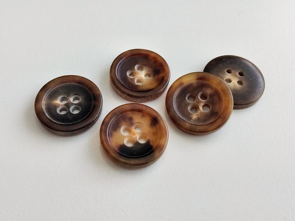 www.knopfparadies.de - 6349bf - Braun gemaserte Büffelhornknöpfe mit vier Knopflöchern