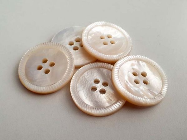 www.knopfparadies.de - 5990wb - Weiß - beige Perlmuttknöpfe mit gekördeltem Rand