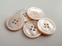 Vorschau: www.knopfparadies.de - 5990wb - Weiß - beige Perlmuttknöpfe mit gekördeltem Rand Vorschau: www.knopfparadies.de - 5990wb - Weiß - beige Perlmuttknöpfe mit gekördeltem Rand