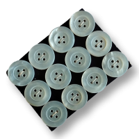 Faszinierende, echt alte Perlmutt Knöpfe, 4-Loch, auf Karte aufgenäht Faszinierende, echt alte Perlmutt Knöpfe, 4-Loch, auf Karte aufgenäht