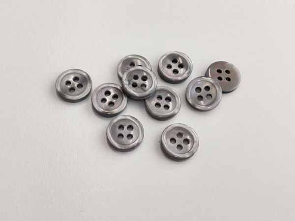 www.knopfparadies.de - 6761gr - Grau schimmernde Blusenknöpfe aus Kunststoff