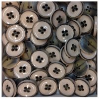 Beige-braune 4-Loch Knöpfe in interessantem Design Beige-braune 4-Loch Knöpfe in interessantem Design