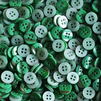 www.knopfparadies.de - d724gr - Grüne 4-Loch-Hemdenknöpfe - perlmuttartig oder grün gestreift www.knopfparadies.de - d724gr - Grüne 4-Loch-Hemdenknöpfe - perlmuttartig oder grün gestreift