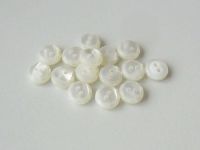 Vorschau: www.knopfparadies.de - 3346we - Kleine, weiß schimmernde Blusenknöpfe  Vorschau: www.knopfparadies.de - 3346we - Kleine, weiß schimmernde Blusenknöpfe
