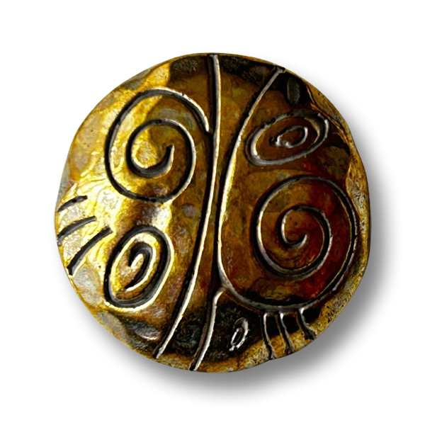 Metallknopf in Messingoptik mit strukturiertem Muster und Öse