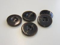 Vorschau: www.knopfparadies.de - 5978qq - Dunkelbraune Büffelhornknöpfe mit zwei Löchern Vorschau: www.knopfparadies.de - 5978qq - Dunkelbraune Büffelhornknöpfe mit zwei Löchern