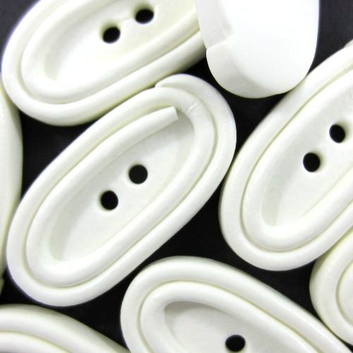 Restposten: 7 Kunststoff-Knöpfe – weiß – länglich – 30x15mm – 2-Loch
